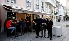 Antonio Rodr�guez Sande, su esposa, Bego�a, y su hijo, Gorka, en la terraza del restaurante. <span lang= es-es >�scar par�s</span>