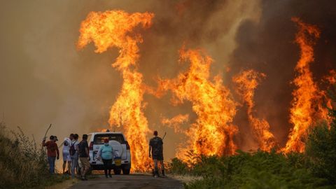 Incendio forestal en las aldeas de Quins y Vilaverde, en Ourense