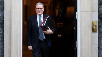 El primer ministro del Reino Unido, Keir Starmer, a su salida del n�mero 10 de Downing Street.