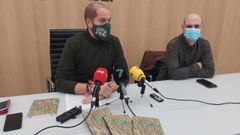 El concejal Iv�n Puentes, a la izquierda, y el bi�logo V�tor Xos� Cabaleiro