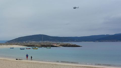 Un helic�ptero de la Guardia Civil sobrevolando el Porto de Bares hace unos d�as