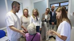 Una usuaria del centro de mayores de Caranza charla con Aneiros antes de ser vacunada. 