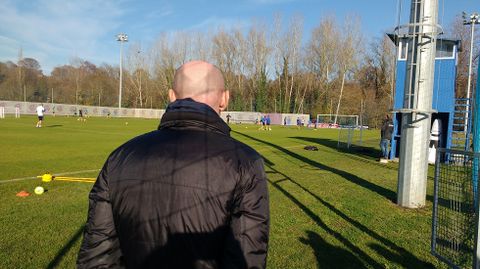 Viktor Onopko viendo el entrenamiento de esta maana en El Requexn