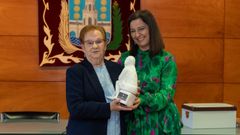 La alcaldesa de Betanzos, Mar&iacute;a Barral, entrega el Premio &Uacute;rsula M&eacute;l&eacute;ndez de Texeda 2026 a Fina Naviera, presidenta de la Asociaci&oacute;n de Vecinos de Infesta