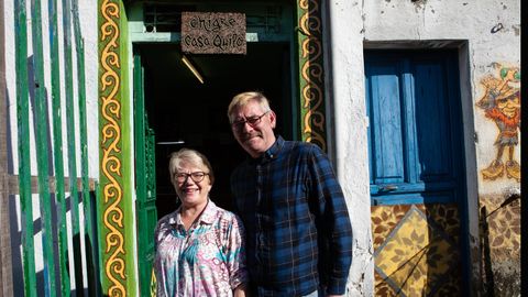 Delfina Moreno y Eduardo Moreno frente a la puerta de Casa Quilo