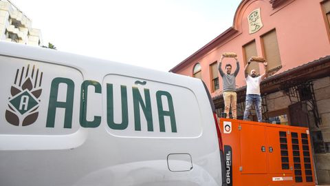 Andrés y Jacobo Acuña, después del apagón, sobre un generador con el que sacaron el trabajo del día