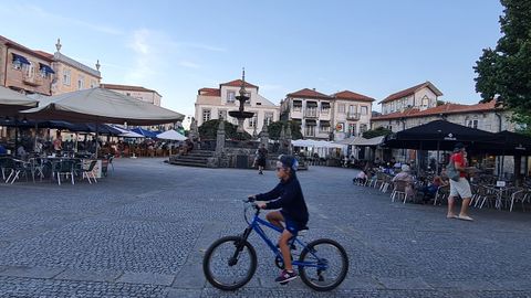 Imagen de la plaza central de Caminha, un hervidero de vecinos de diferentes nacionalidades desde hace dcadas