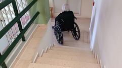 El centro de salud cuenta con unas escaleras para acceder al �rea de consultas