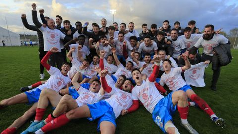 Los jugadores albivermellos celebraron el hist�rico ascenso directo.