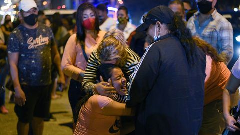 Un familiar de un preso reacciona al motin ante la c�rcel de Guayaquil