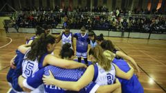 La plantilla del Star Center Uni Ferrol se abraz� en el centro de la pista antes de dar gracias al p�blico