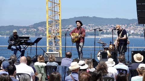 Eladio y Los Seres Queridos durante un concierto en Vigo.