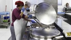 El equipo de cocina de la Cocina Econ�mica de Oviedo prepara a diario men�s saludables para los m�s desfavorecidos