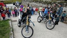 Los escolares tuvieron la oportunidad de probar las motos que utilizan los agentes del Seprona. 