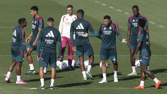 Un grupo de jugadores del Real Madrid, durante el entrenamiento de este s�bado en la ciudad deportiva de Valdebebas.