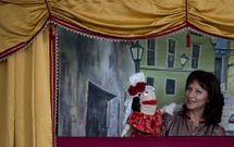 Sof�a Iglesias aparece dando muestra de su habilidad para contar historias a trav�s de las marionetas