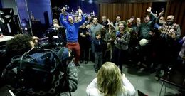 <span lang= es-es >Jubilo justificado</span>. Celebraci�n del Gordo en el bar Manhattan el d�a del sorteo. A la derecha de la imagen, el vecino de Canedo que recibi� un d�cimo a cambio de un cordero.