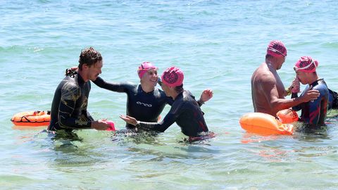 Llegada de participantes en la traves�a a nado Arousaman que nadan por el da�o cerebral adquirido DCA