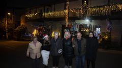 La familia de Alicia, en el centro, posa con la decoracin navidea