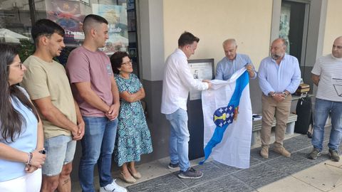 A estela foi inaugurada por Uxío Novo, fillo do poeta, e polo alcalde José Luis Rivera