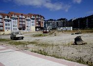 Una excavadora realizaba ayer los primeros movimientos de tierra en la parcela. 