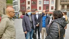 El consejero de Medio Rural y Cohesi�n Territorial, Alejandro Calvo (segundo por la izquierda); el viceconsejero de Infraestructuras, Movilidad y Territorio, Jorge Garc�a (tercero por la izquierda) y el alcalde de Cangas del Narcea, Jos� V�ctor Rodr�guez (cuarto por la izquierda), con integrantes de la Plataforma por unas carreteras dignas y seguras