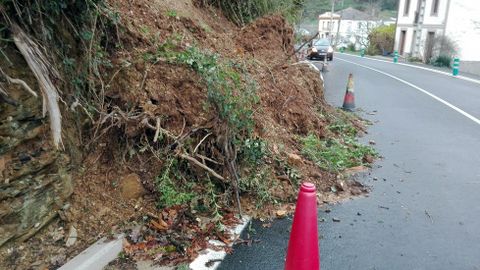 Pequeño desprendimiento en una carretera secundaria de Mondoñedo