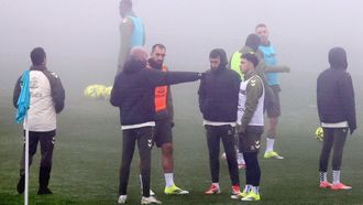 Claudio Gir&aacute;ldez, dando instrucciones a Dur&aacute;n y Borja en presencia de R&oacute;ber Fern&aacute;ndez.