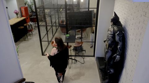 La planta subterrnea, antao pista de baile, acoge ahora diversos espacios de trabajo
