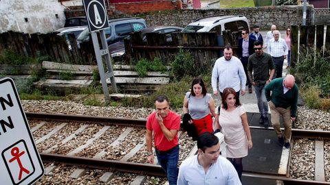 -La vicesecretaria general del PSOE, Adriana Lastra (d), acompa�ada del alcalde de Corvera, Iv�n Fern�ndez (i) y el secretario general de la FSA-PSOE, Adri�n Barb�n (5i) en Corvera anunciaron la eliminaci�n de una barrera ferroviaria entre dos barrios