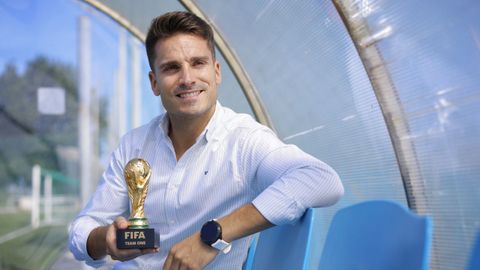 Diego S�nchez con la copa del Mundial