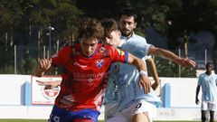 Rolle, del Viveiro, intenta frenar el avance de Adri D�az, del Barco