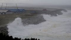 Temporal de mar en el puerto exterior de punta Langosteira.