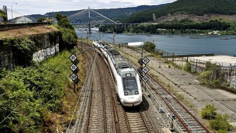 El tren a su paso por Redondela