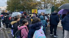 Padres y alumnos del CEIP R�a do Burgo, en Culleredo, en la protesta de este martes