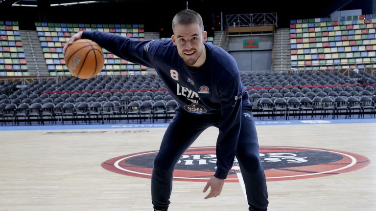 Dino Radoncic maneja la bola sobre el parqu� del Coliseum.