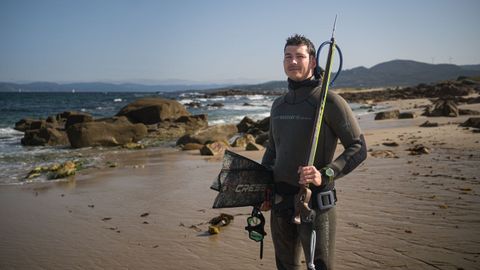 Rafael Rodrigo, en la playa de Basoas, en Porto do Son; una de sus favoritas para pescar.