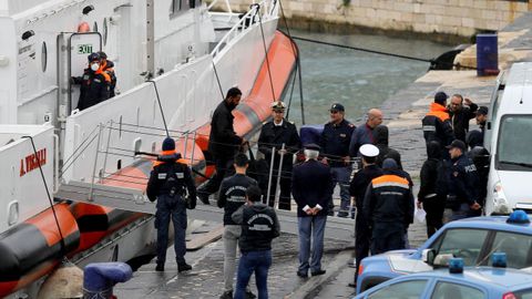 La pguardia costera italiana llega al puerto de Bari con 12 inmigrantes del centro de repatriacin italiano de Gjader, a quienes se orden el regreso a Italia.