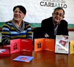 Mari Carmen Freire, gerente del CCA, junto al alcalde, Evencio Ferrero, con los tres tipos de tarjetas regalo.