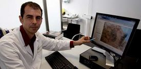 �lvaro Le�n, con una imagen de creatosis seborreirca que recibi� por teledermatolog�a.