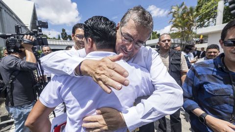 El candidato presidencial del Movimiento Semilla Bernardo Ar�valo abraza a veedores electorales de su partido en Ciudad de Guatemala (Guatemala) el 6 de julio del 2023. 