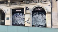 Decenas de��grafitis� decoran las tiendas de Urzaiz