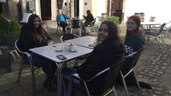 Primeros caf�s en terrazas hosteleras del centro de Viveiro; en imagen, la del Cornelius, en la Praci�a da Herba