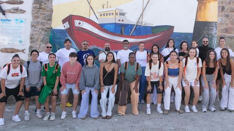 El filial femenino del Burela FS posa ante los murales del puerto de Burela