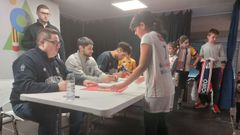 Epi, acompa�ado por Sergi Quintela y Felipe dos Anjos, con alumnos del colegio de Pontecarreira