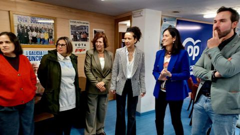 Paula Prado, junto a Antonio Ameijide, en la sede del PP de Monforte