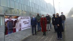 Los concejales populares, ante la pancarta del auditorio