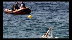 Un aspirante a los puestos de socorrista realiza una prueba de seleccin en la playa de Rodeira