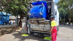 Uno de los camiones provisionales que se est�n usando vaciando un contenedor en el Cant�n.