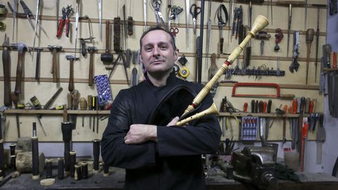 Marcos Garc�a no seu obradoiro de gaitas, o �nico que queda en Ferrolterra